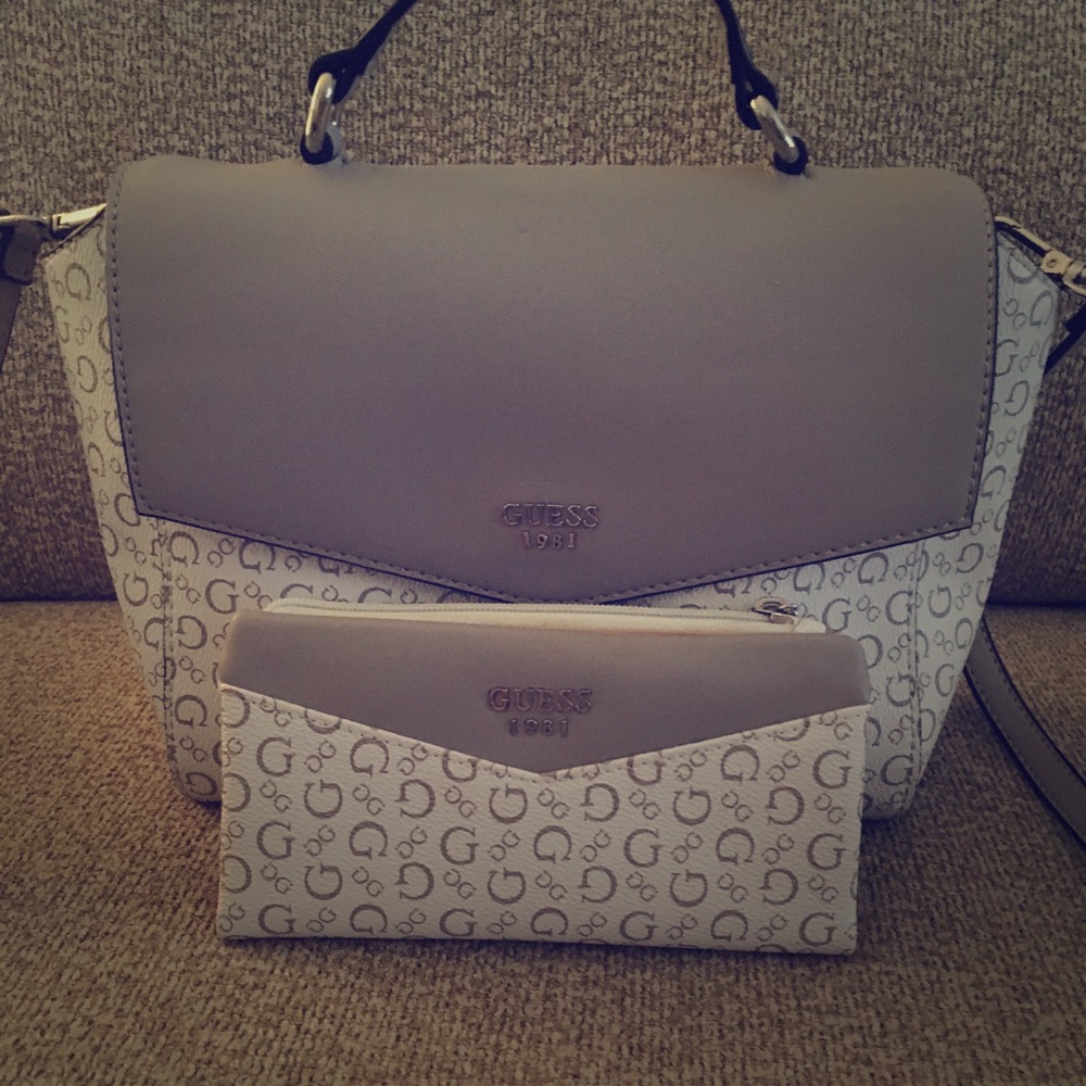 2x Host Pick”Authentic “GUESS” purse